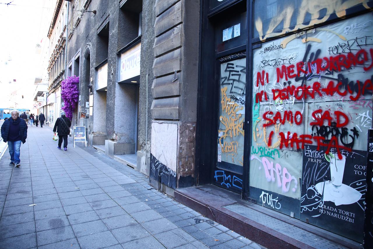 Zagreb: Poruka građanima ispisana na izlogu trgovine u Ilici