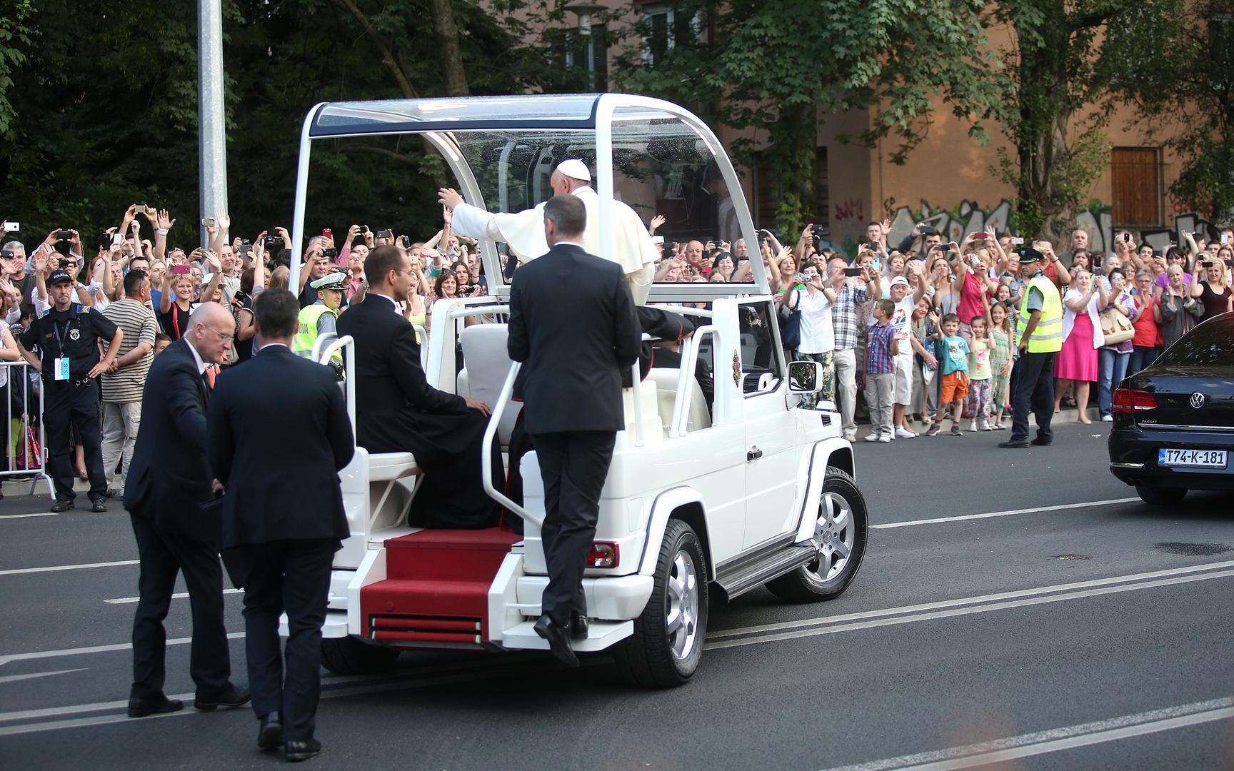 Smrt pape Franje glavna je vijest u ponedjeljak i u medijima u BiH koji podsjećaju na njegov posjet Sarajevu u lipnju 2015. godine i značaj poruka koje je tada prenio a na aktualnosti nisu izgubile ni deset godina kasnije