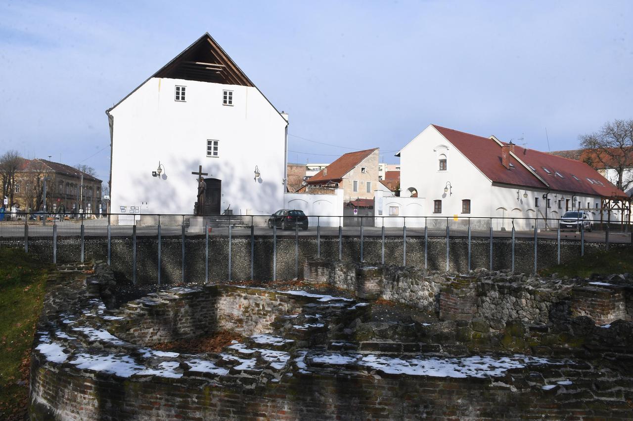 Arheološki park Siscia in situ s ostacima bedema iz rimske Siscije samo je jedan od niza vidljivih arheoloških lokaliteta, a mnogi su i dalje pod zemljom