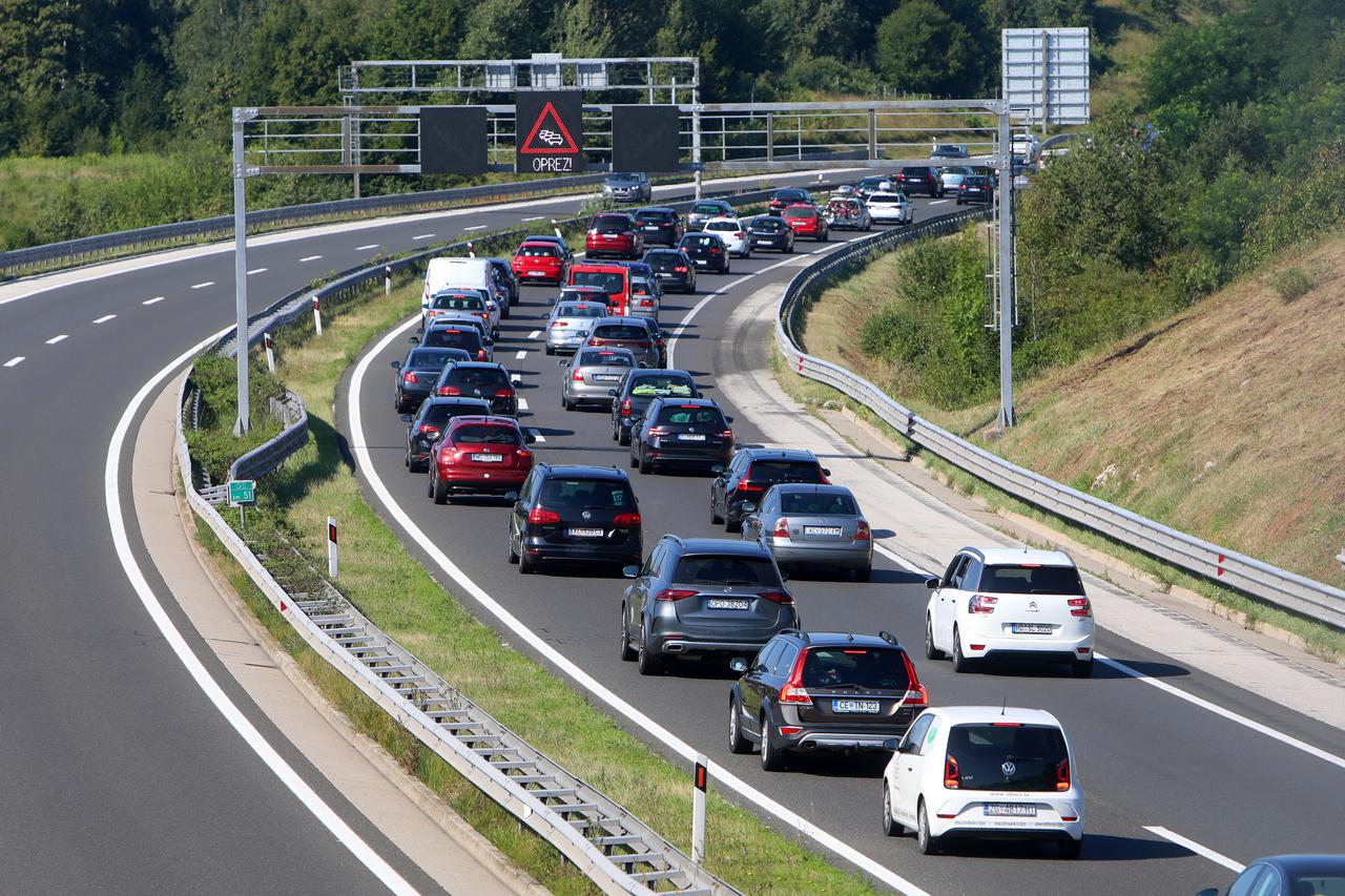 Gust promet na autocesti između Karlovca i čvora Bosiljevo