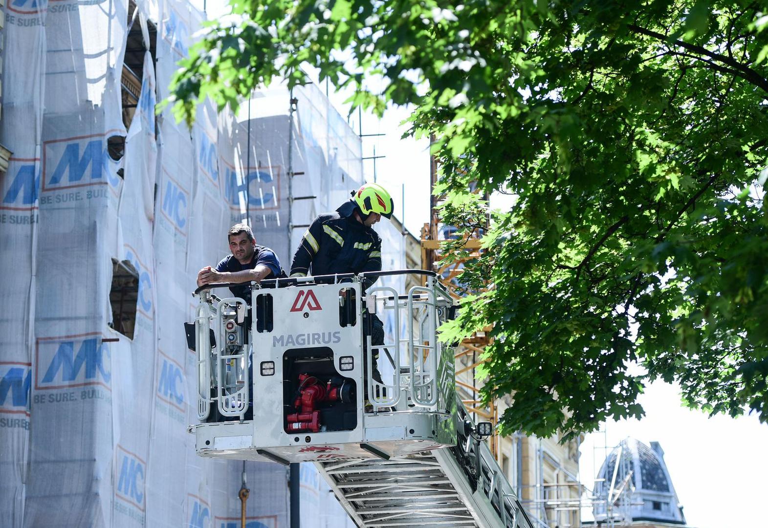 25.5.2023., Zagreb - Prilikom radova na zgradi na Zrinjevcu radnik je ozlijedjen u eksploziji. Policija i vatrogasci na terenu.  Photo: Neva Zganec/PIXSELL