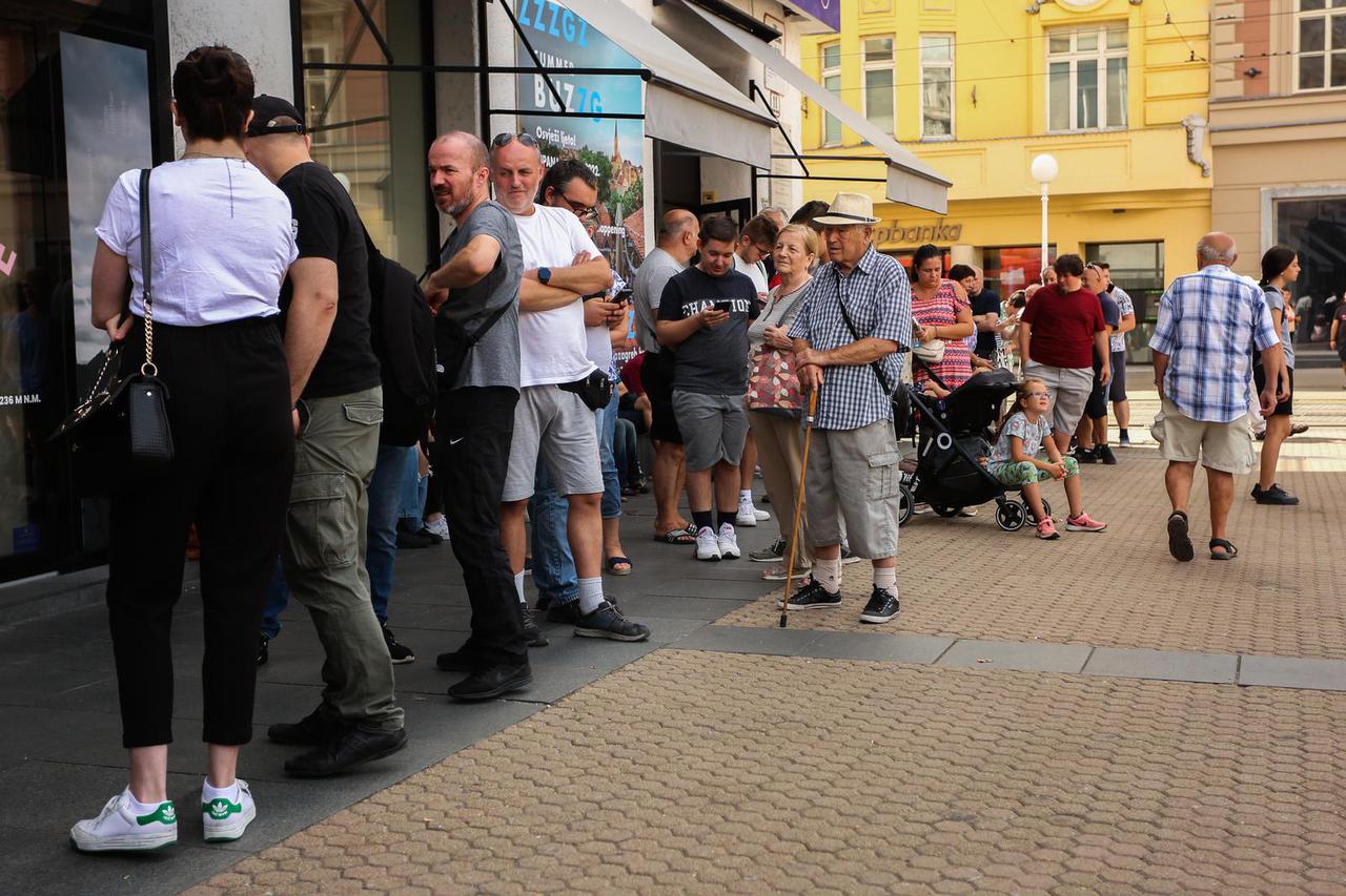 Gužve u centru Zagreba: Građani pohrlili u banku kako bi kupili  kovanicu s motivom Pelješkog mosta