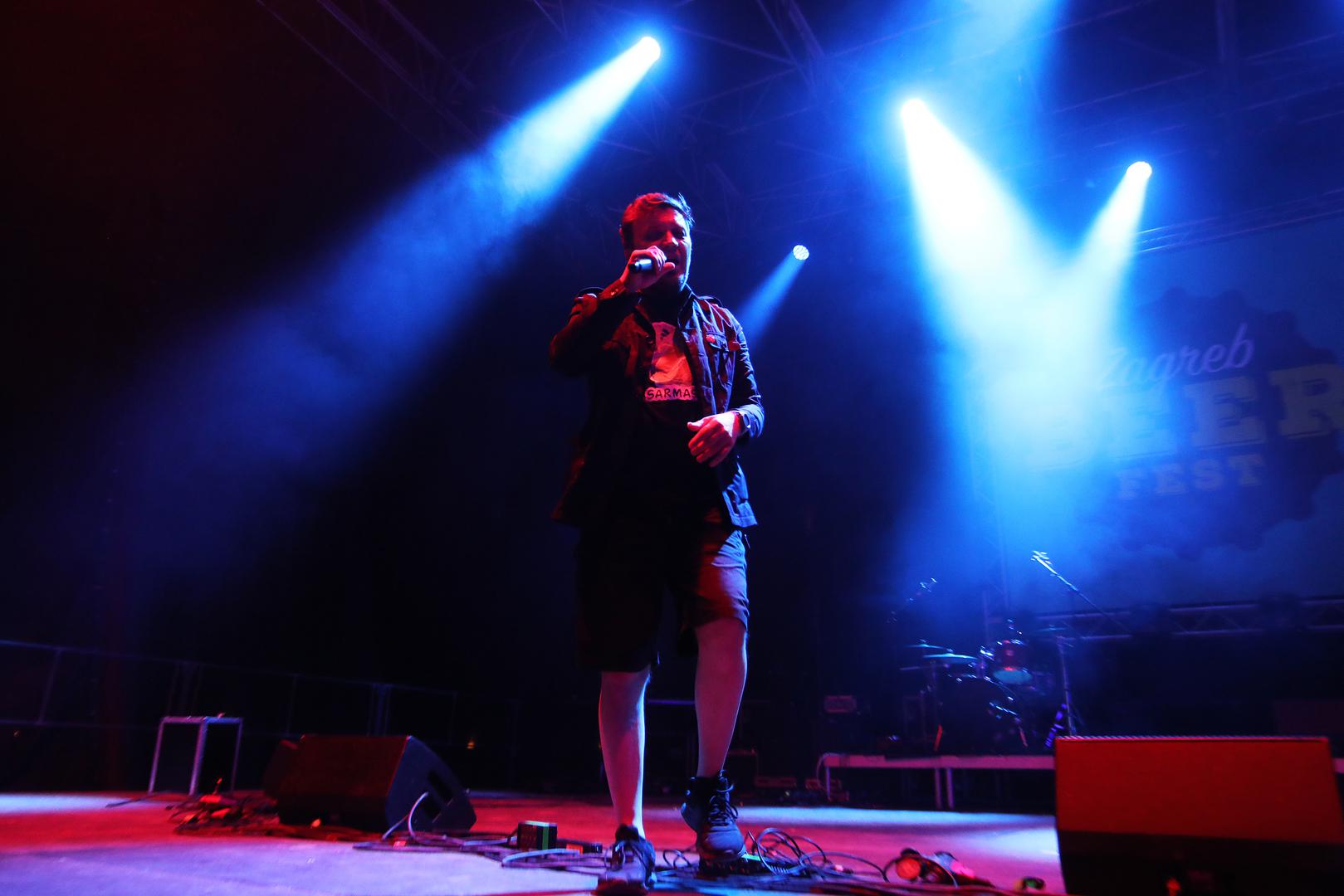 - Ja uživam kod kuće. Ja sam ti obiteljski hrčak, ne volim izlazit previše. Kad izlazim to su svirke i to mi je posao i izlazak.