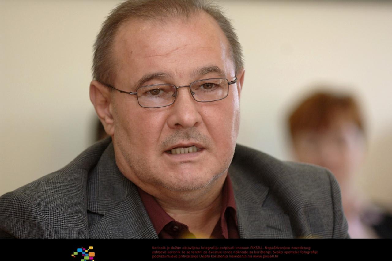 '27.09.2010,Cepin - Konferencija za novinare  sindikata i radnickog vijeca zbog lose financijske situacije u uljari,Simo Oreskovic. Photo: Davor Javorovic/PIXSELL'