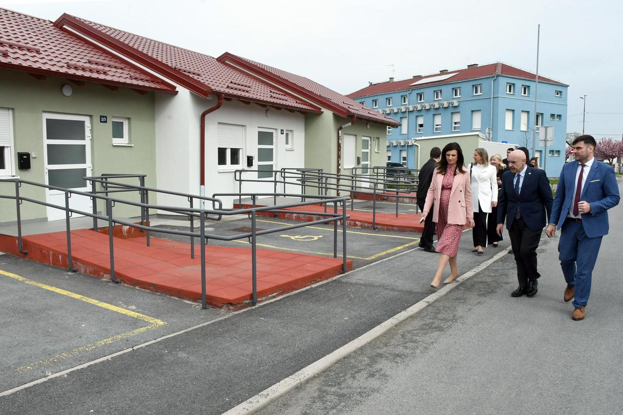 Ministar Ružić obišao ustanove koje skrbe o starijim osobama u Glini i Petrinji