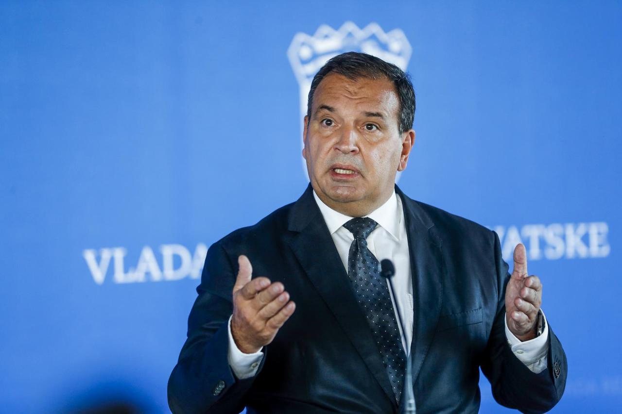 Zagreb: Vili Beroš dao izjavu okupljenim novinarima