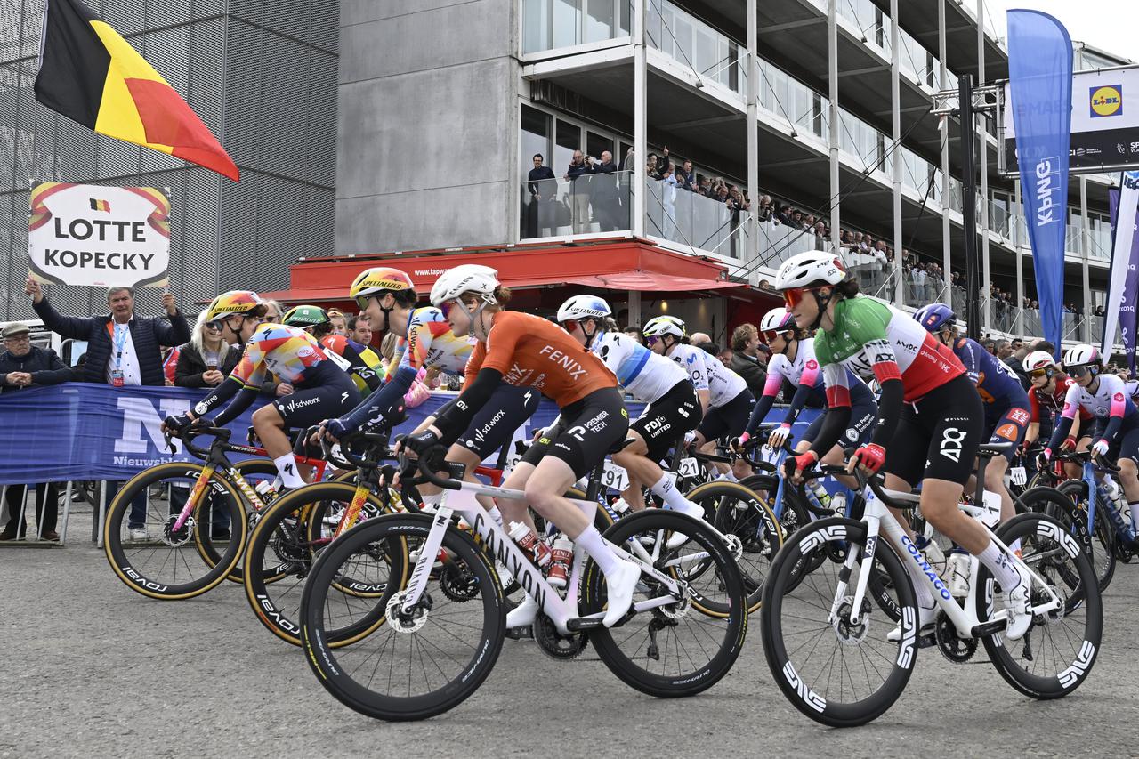 Waregem: Start ženske elitne utrke biciklističkog događaja "Dwars Door Vlaanderen"