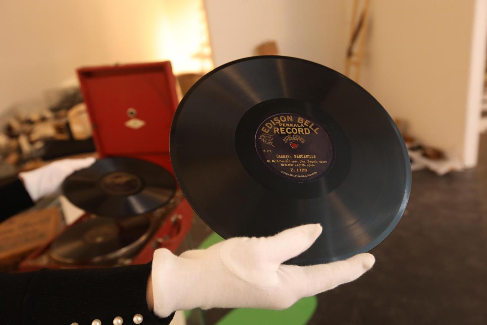 02.02.2021.Zagreb- Pripreme i raspakiravanje izlozaka za Vecernjakovu izlozbu "Hrvatska svijetu" u Domu likovnih umjetnika na Trgu zrtava fasizma
Photo: Boris Scitar/Vecernji list/PIXSELL