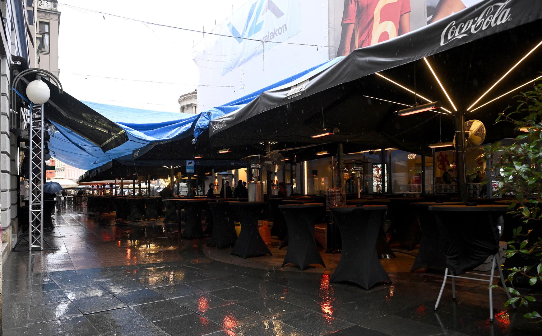 Jučer je, unatoč optimističnim prognozama, nebo odlučilo otvoriti svoje oblake, smočivši stolove i dekoracije koje su ugostitelji marljivo pripremali za današnji dernek. S Centra su već počele stizati slike slike mokre terase, cerade, tendi i kišobrana. 