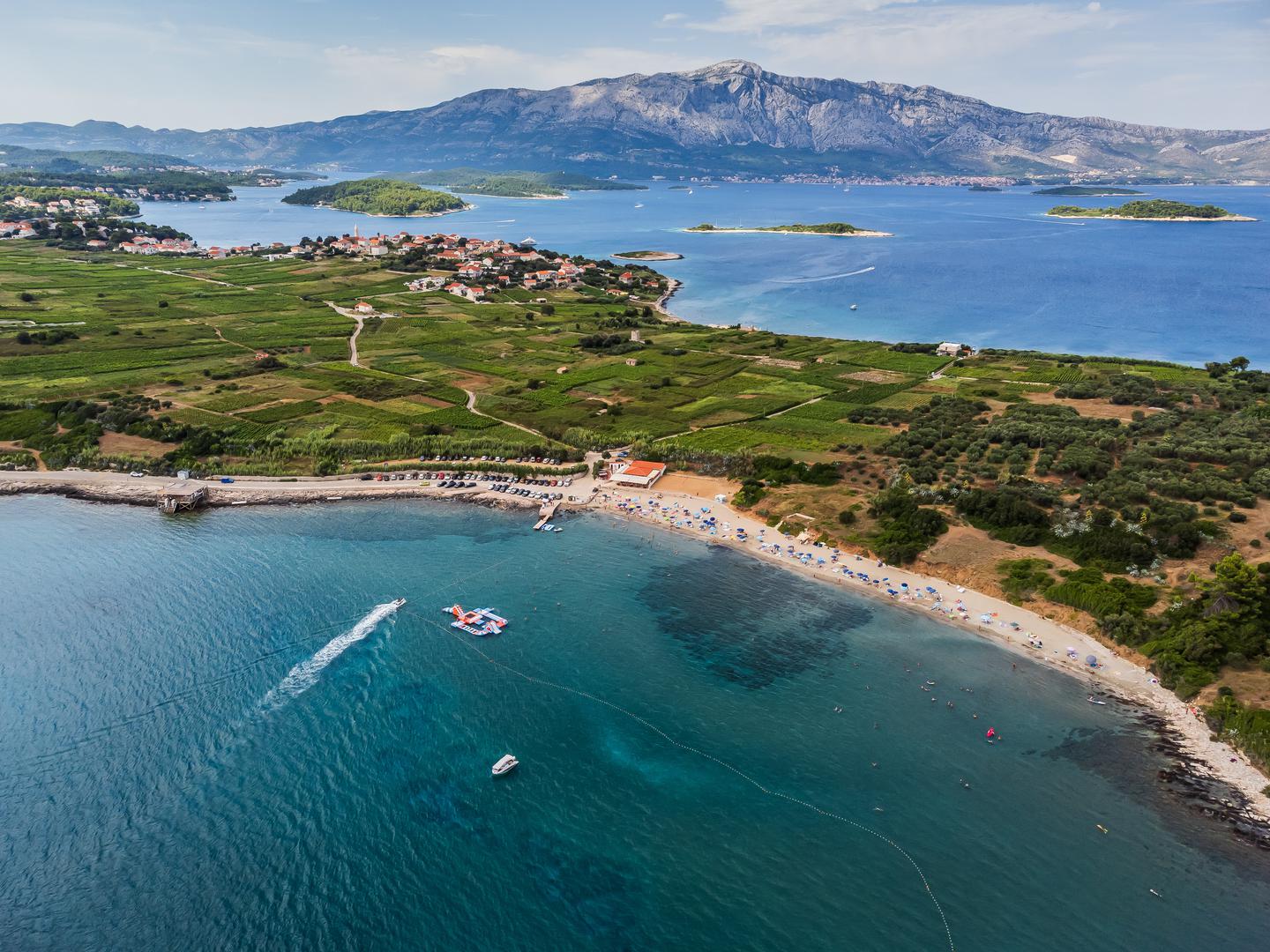 Jadransko more poznato je po svojoj kristalnoj čistoći i zapanjujućim plavim nijansama. Ovo vodeno božanstvo koje oduzima dah popularno je odredište turista iz cijelog svijeta. U Jadransko more ulijeva se nekoliko rijeka, uključujući Po, koja je najduža rijeka u Italiji, i Neretva, koja je najveća rijeka u istočnom dijelu jadranskog sliva. Ove rijeke nose sediment i hranjive tvari koji doprinose boji i bistrini vode, piše Croatia Week. 