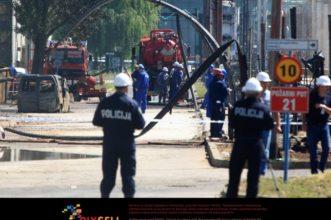 '21.06.2011., Sisak -  Na popristu najveceg pozara u sisackoj rafineriji od Domovinskog rata jos uvijek traje ocevid policije i inspekcija, a proizvodnja je zaustavljena. Za sada se cini da su kljucna