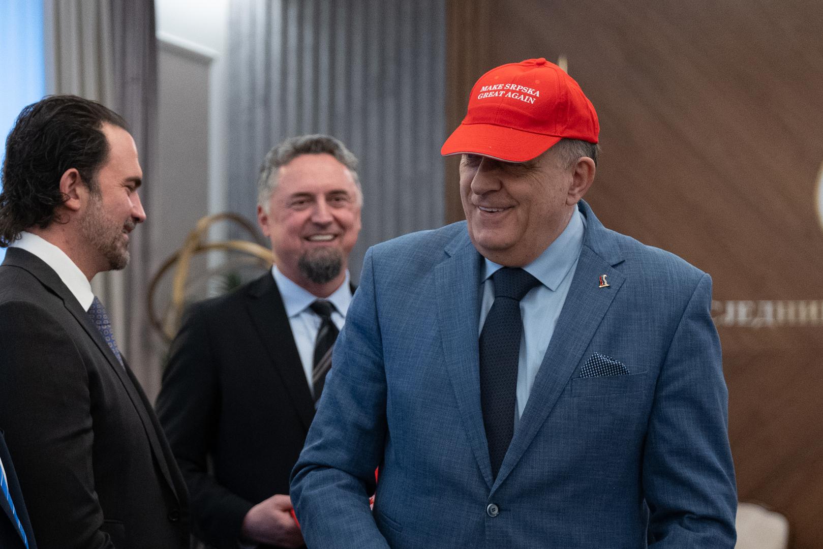 Dodik govori kako se radi o "političkom procesu" i najavljuje da neće priznati presudu koju će Sud BiH u Sarajevu objaviti. Često optuživan od svojih protivnika za "korupciju" i "podrivanje mirovnog sporazuma" zbog svoje "separatističke" politike, predsjednik Republike Srpske (RS) prvi put suočava se s pravdom.