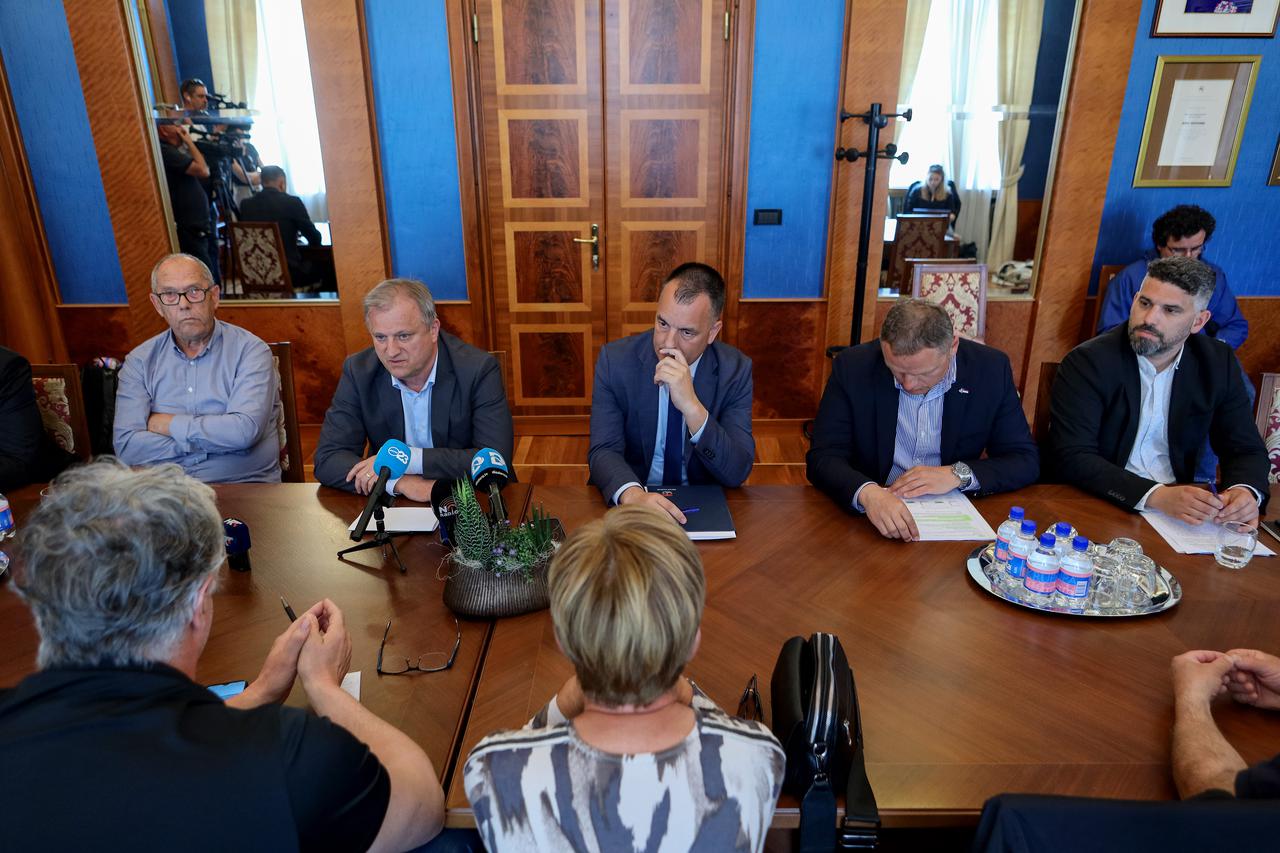 Zadar: Gradonačelnik Branko Dukić održao sastanak s predstavnicima klubova gradskih vijećnika