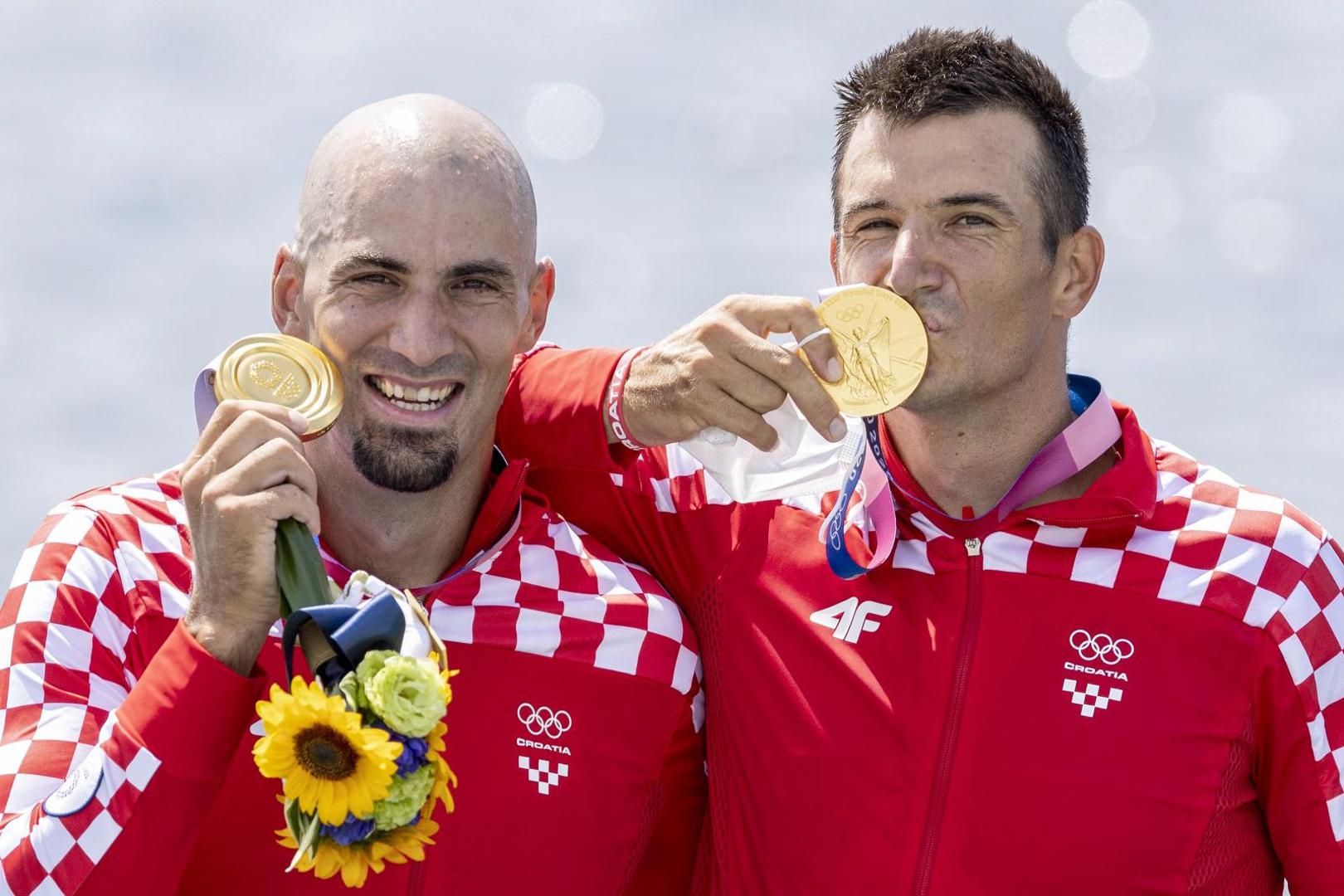 Braća Sinković, Martin i Valent, osvojili su zlatnu medalju u utrci dvojac bez kormilara na veslačkoj stazi.

