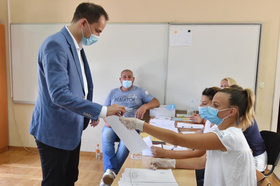 Ministar Uprave Ivan Malenica glasovao na glasačkom mjestu u Šibeniku