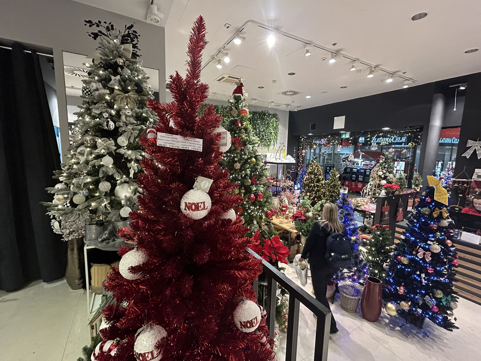 Upečatljivo i raskošno crveno Colchester božićno drvce visoko 215 cm stoji 499 eura, dok je njegova 185 cm visoka inačica 329 eura