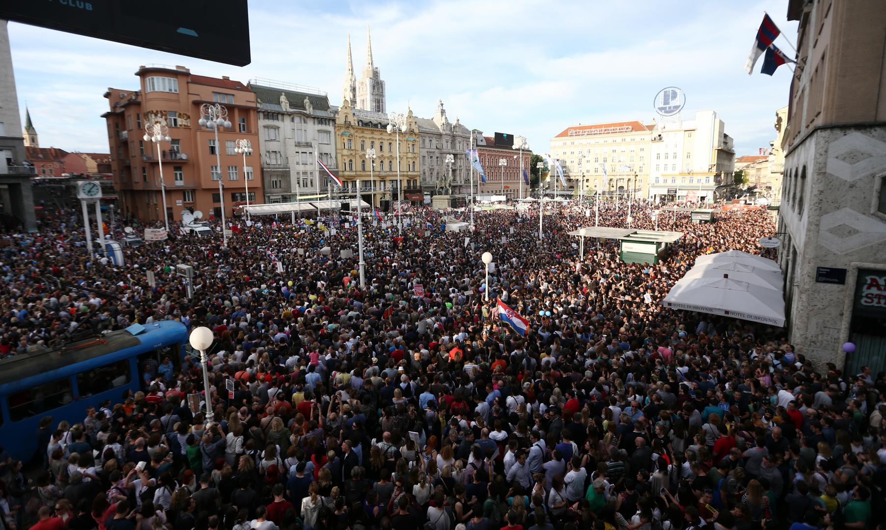  Na tom povijesnom skupu, oko 40.000 ljudi izrazilo je svoje nezadovoljstvo i tražilo bolje obrazovanje i budućnost za svoju djecu. Prosvjed je organizirala GOOD inicijativa. 