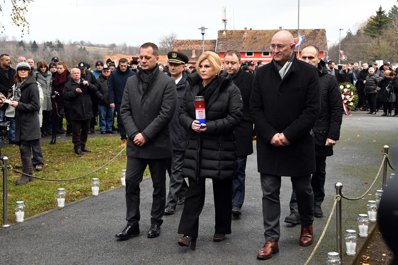 Voćin: Predsjednica Grabar-Kitarović na obilježavanju 28. obljetnice žrtava Voćina u Domovinskom ratu