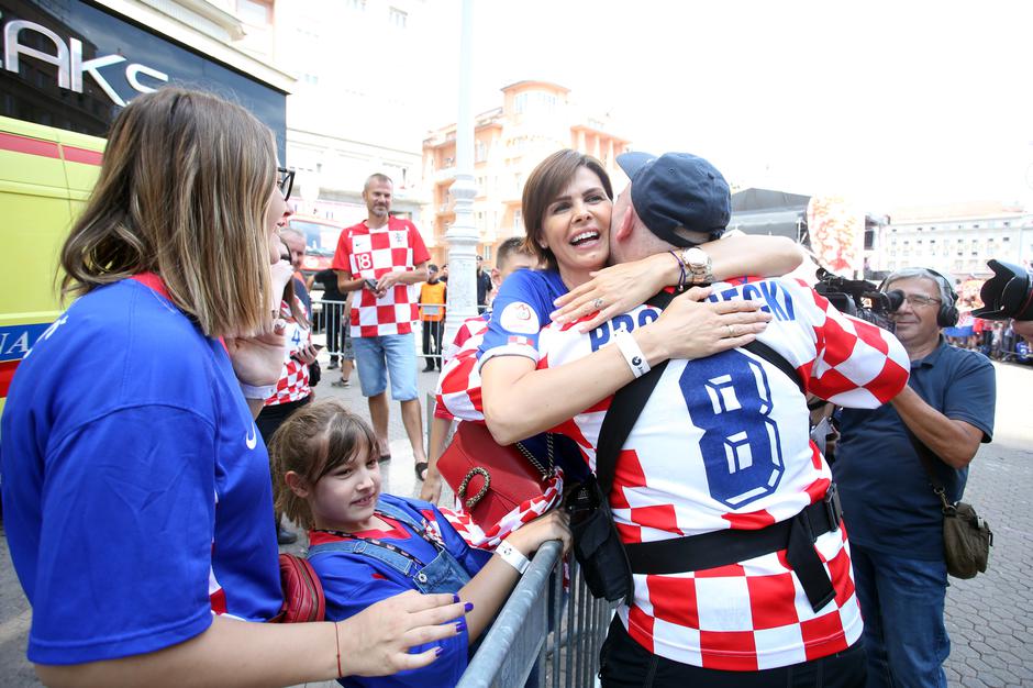 Zagreb: Anica Kovač spremno se fotografirala s okupljenim navijačima na Trgu bana Jelačića