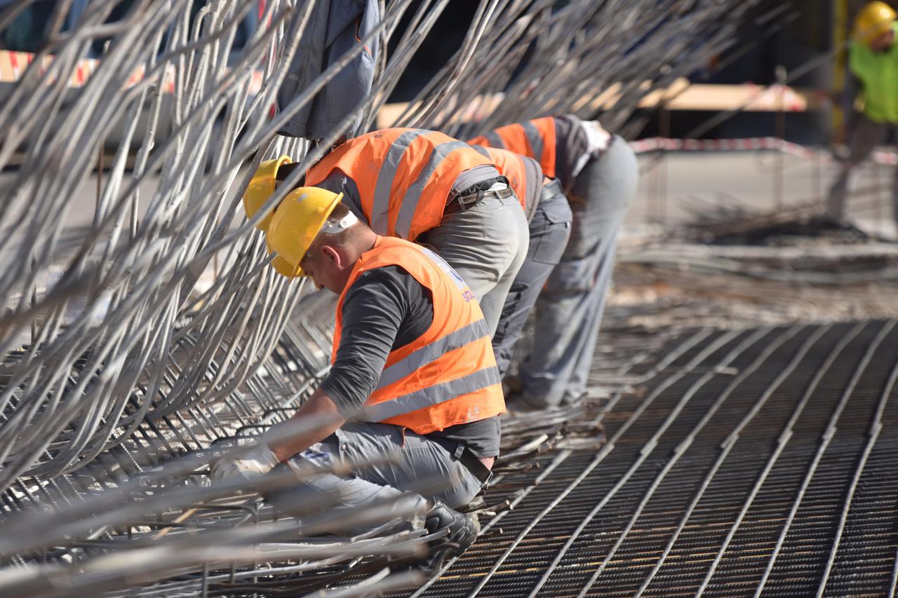19.04.2016., Tisno - Sanacija mosta koji se podize u Tisnom i dalje traje. Iako na otoku vec ima turista promet se odvija otezano i uz regulaciju semafora. Radove izvodi tvrtka Sitolor d.o.o. iz Slavonskog Broda. Radovi obuhvacaju sanaciju asfaltne podlog