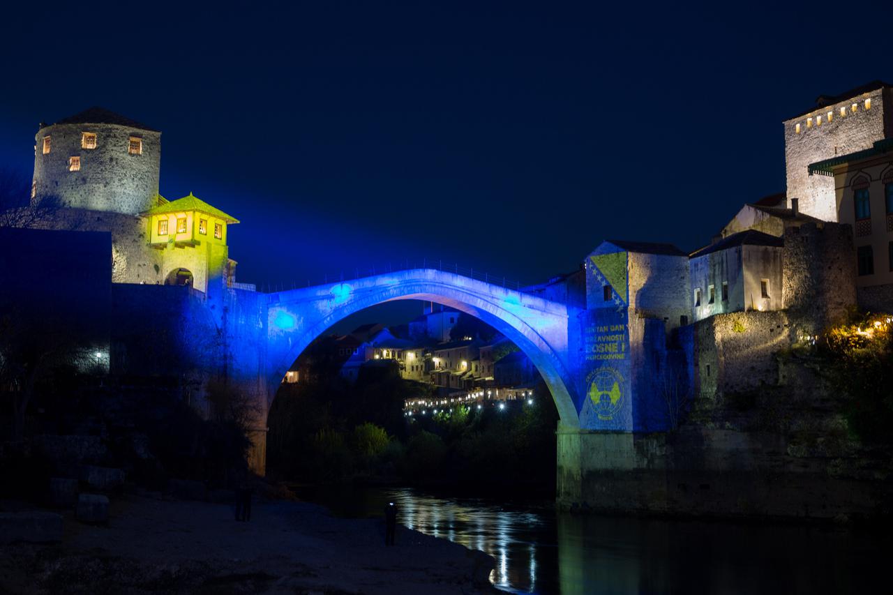 Mostar: Povodom Dana državnosti, Stari most zasvijetlio u bojama zastave BiH