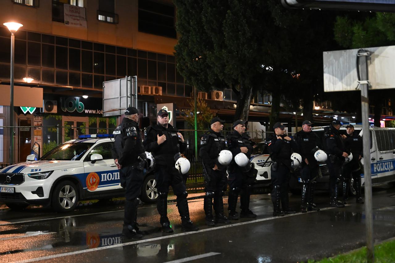 Podgorica: Policija i navijači uoči početka utakmice Crna Gora - Hrvatska 