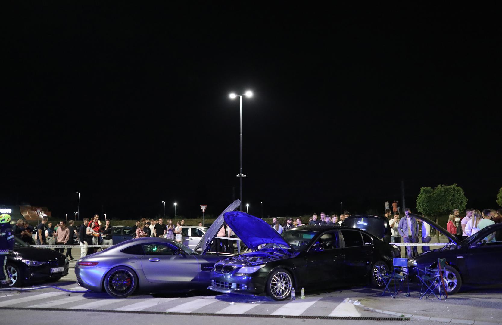 16.06.2023., Zagreb - Teska prometna nesreca dogodila se u veceras oko 22 sata u Buzinu kada je vozac automobila naletio na vise pjesaka na parkiralistu trgovackog centra. Više ozljedjenih osoba lezalo je na podu po dolasku hitnih sluzbi te su pozvana jos troja kola hitne pomoc. Osobu koja se nalazila ispod osobnog vozila oslobodili su djelatnici Hitne medicinske pomoci.  Photo: Emica Elvedji/PIXSELL