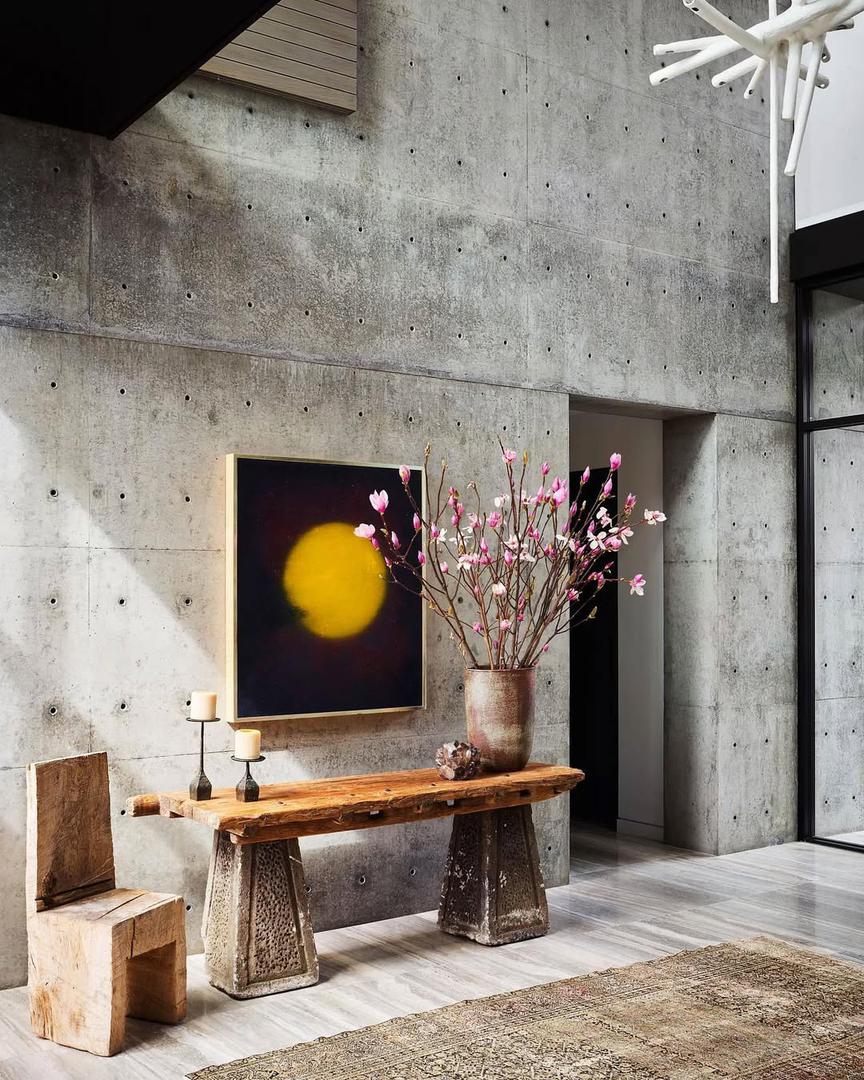 Minimalizam, japanski utjecaji, prozori koji otvaraju pogled na ocean i čak privatna kuglana – sve to čini novu vilu slovenske NBA zvijezde Luke Dončića, smještenu u prestižnom Manhattan Beachu nadomak Los Angelesa. 