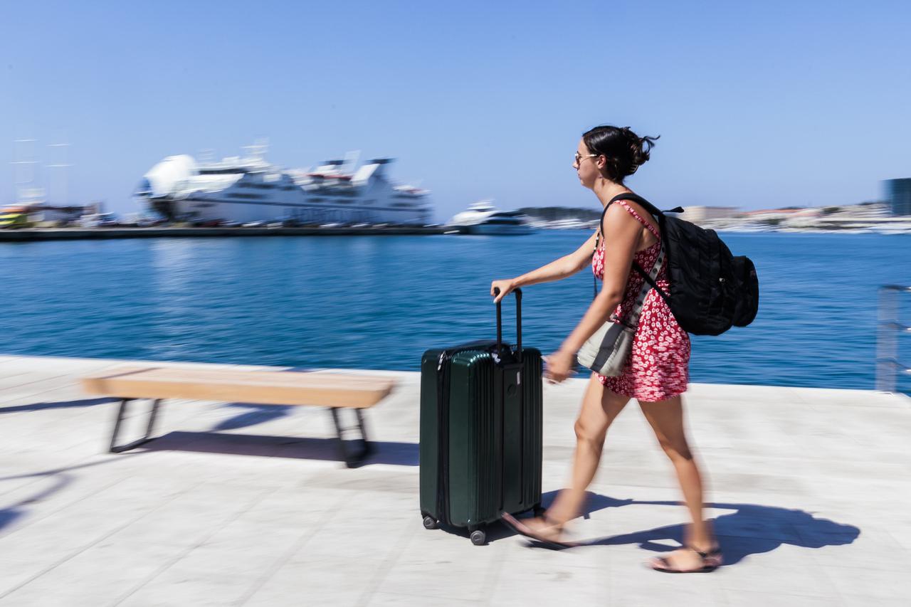 Split: Visoke temperature nisu zaustavile turiste sa koferima na putu prema sljedećoj destinaciji