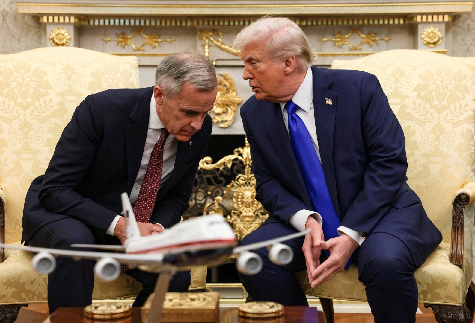 Pitanja o zdravlju američkog predsjednika Donalda Trumpa ponovno su se pojavila nakon što su nove fotografije s njegova sastanka u Ovalnom uredu s kanadskim premijerom Markom Carneyjem pokazale da su mu gležnjevi vidljivo natečeni.