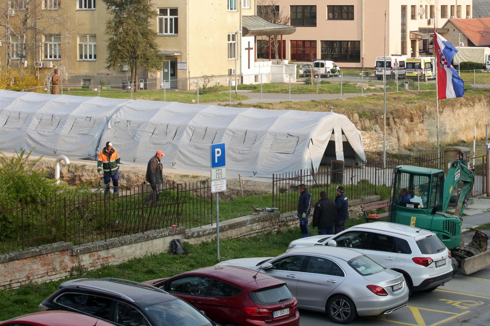 01.04.2020., Osijek - Na ulazu u KBC Osijek prije par dana pocelo je postavljanje satora koji je danas postao sluzbeni ulaz u krug bolnice za sve pacijente ali i djelatnike KBC-a.
Photo: Dubravka Petric/PIXSELL