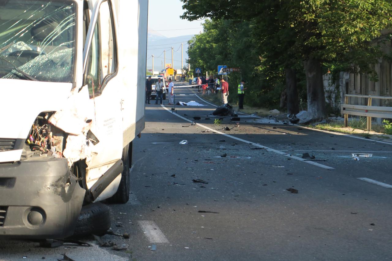 Tri osobe poginule u prometnoj nesreći dva motocikla i kamiona