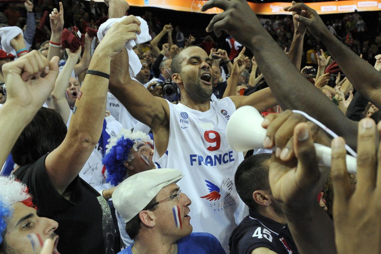 'France\'s Tony Parker (C) celebrates with his supporters after his team won the EuroBasket 2011 semi-final match between France and Russia in Kaunas on September 16, 2011. AFP PHOTO / JANEK SKARZYNSK