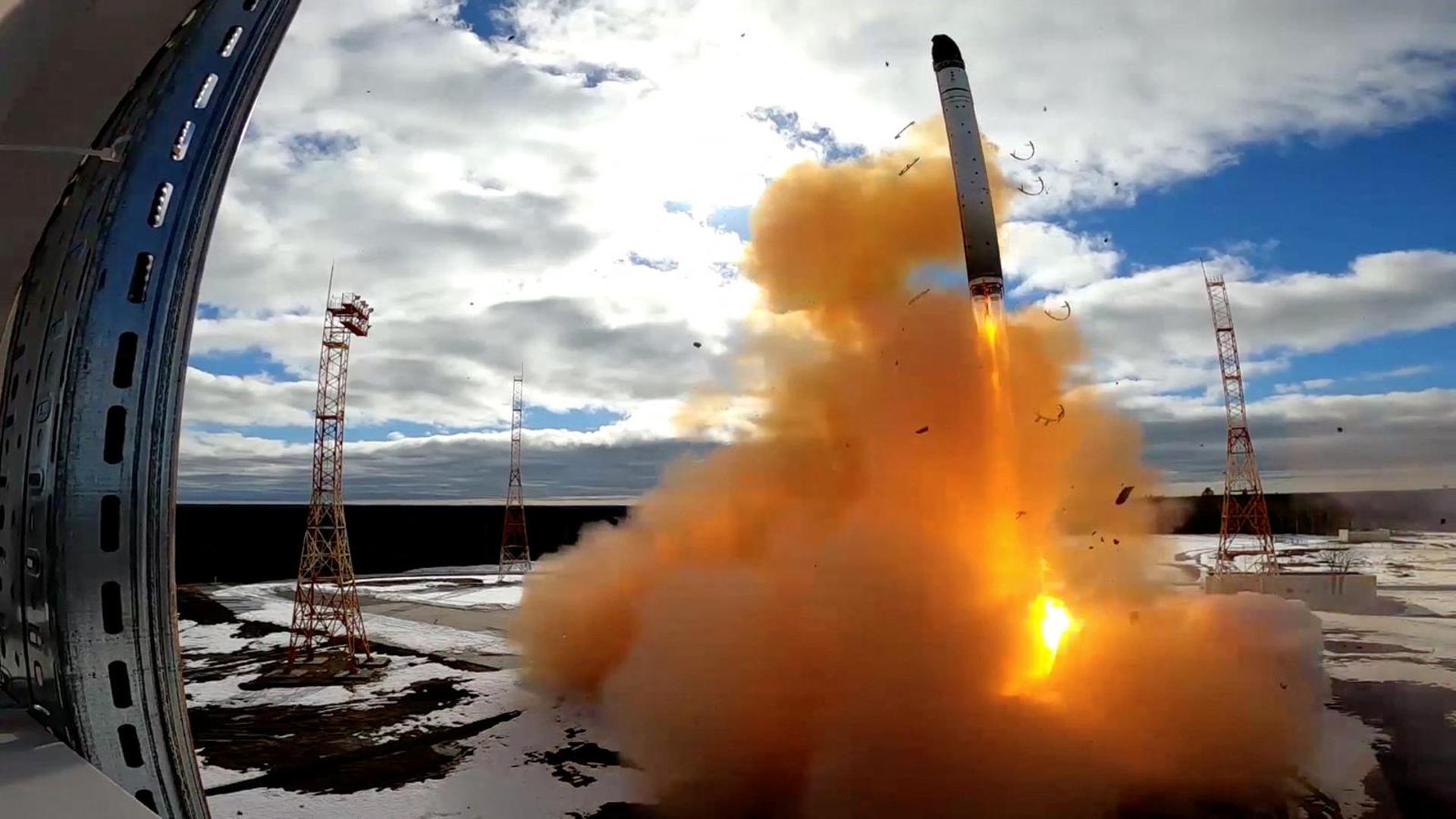 A Sarmat intercontinental ballistic missile is test-launched by the Russian military at the Plesetsk cosmodrome in Arkhangelsk region, Russia, in this still image taken from a video released on April 20, 2022. Video released April 20, 2022. Russian Defence Ministry/Handout via REUTERS ATTENTION EDITORS - THIS IMAGE WAS PROVIDED BY A THIRD PARTY. NO RESALES. NO ARCHIVES. MANDATORY CREDIT. Photo: RUSSIAN DEFENCE MINISTRY/REUTERS