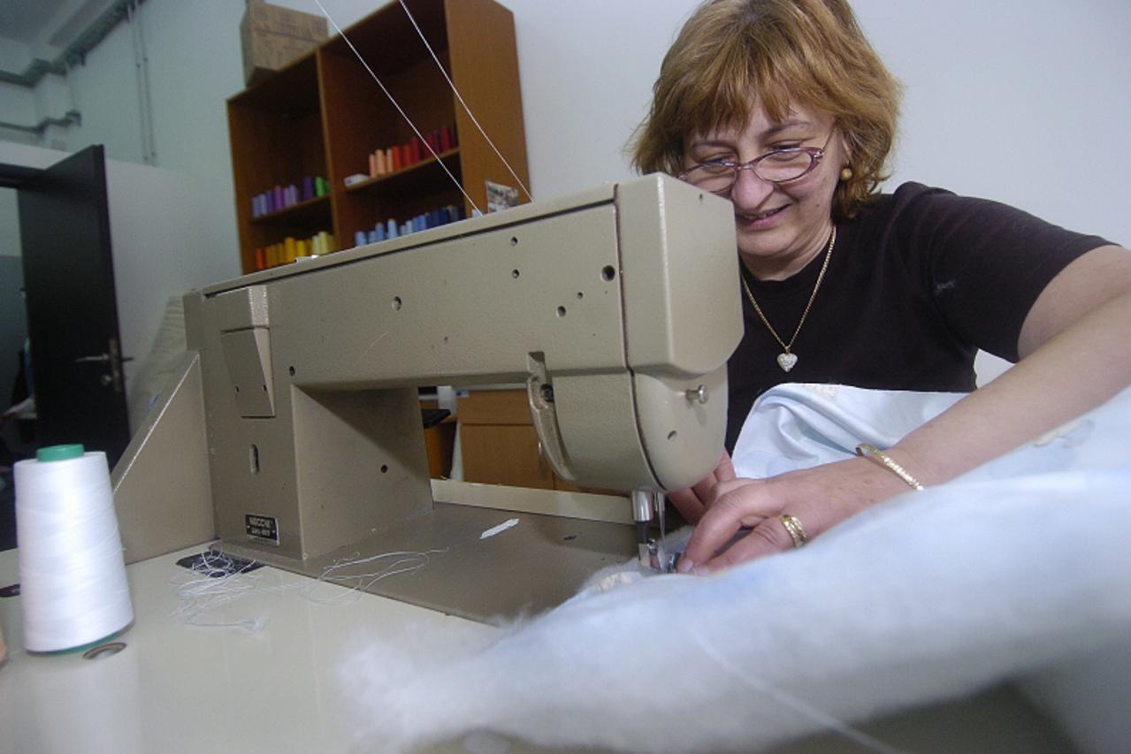 '22.03.2010,Osijek,Hrvatska - Mladi poduzetnici koji su unatoc recesiji otvorili obrt, obrt Palcickoji se bavi sivanjem djecije odjece. Lidija Cale.  Photo: Marko Mrkonjic/PIXSELL'