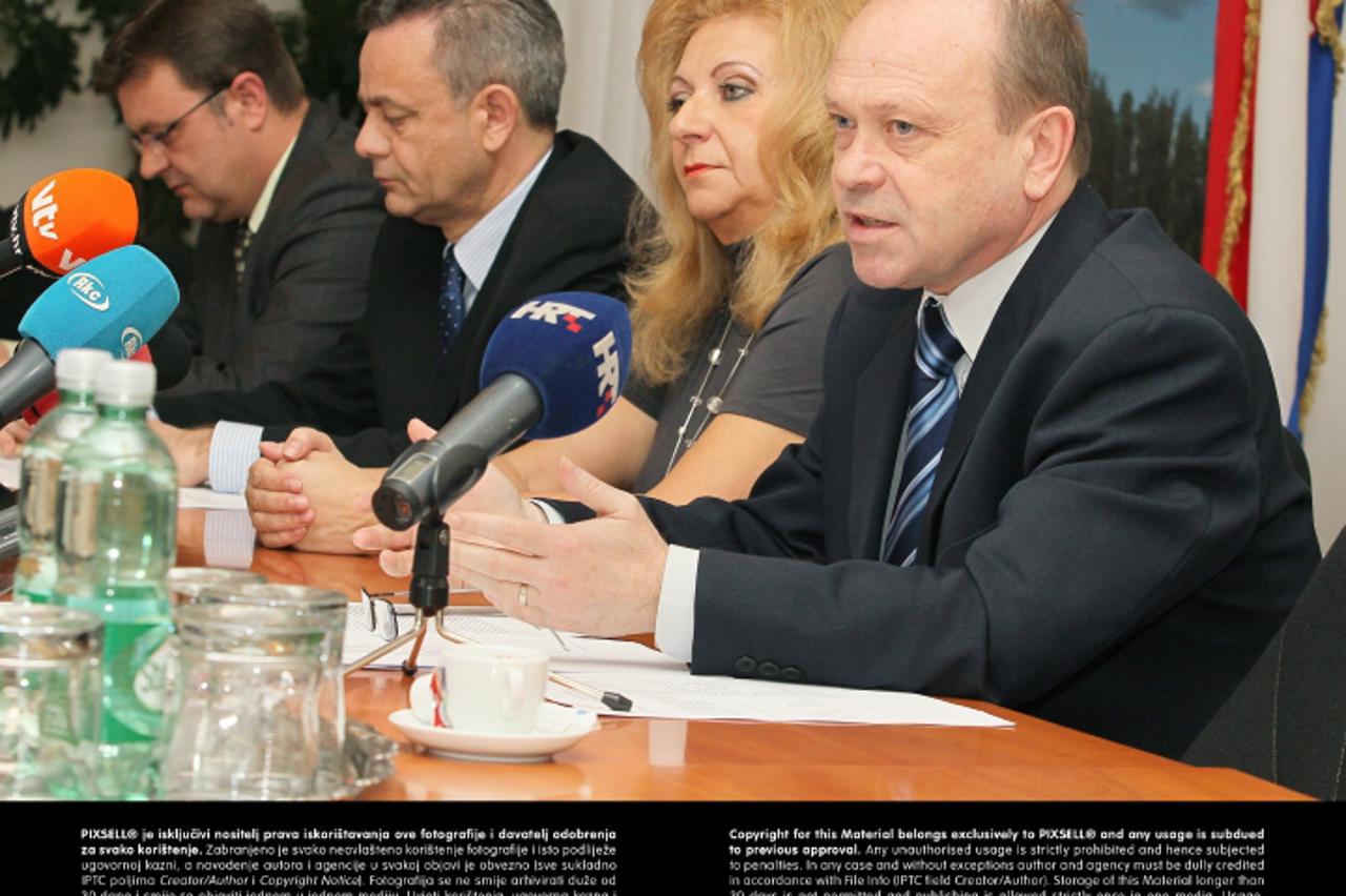 '03.04.2013., Koprivnica - Na kavi zupana s novinarima uz razgovor o aktualnostima u Zupaniji najvise su kritizirane Hrvatske vode i gradska uprava zbog manjkavosti u sustavu zastite od poplava. Osim 