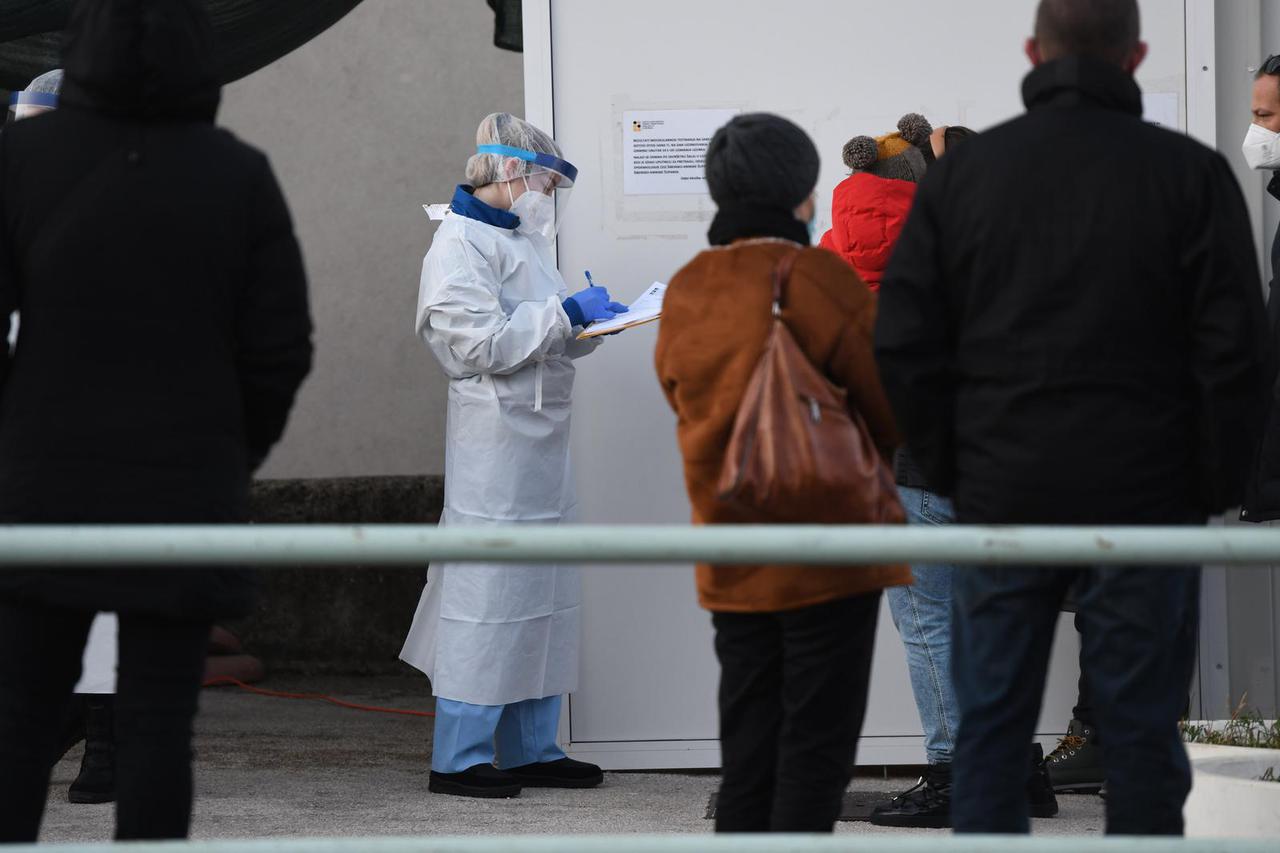 Velike gužve ispred punkta za testiranje PCR testom u Šibeniku