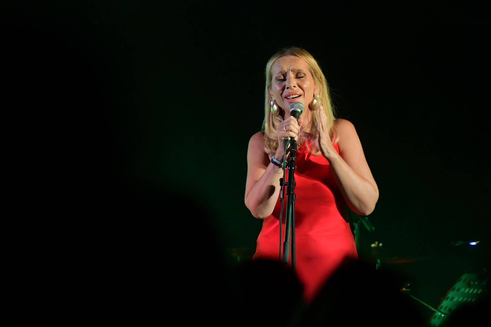 Matija je album posvetio sjajnim kantautoricama i vokalisticama, ženama koje su obilježile njegov privatni i poslovni put pa ga posve prirodno Matija otvara upravo s Gabinom izvedbom sjajne Arsenove balade ‘Otok’, a na njemu su i ‘Zadnji sati ljeta’ s Lu. 