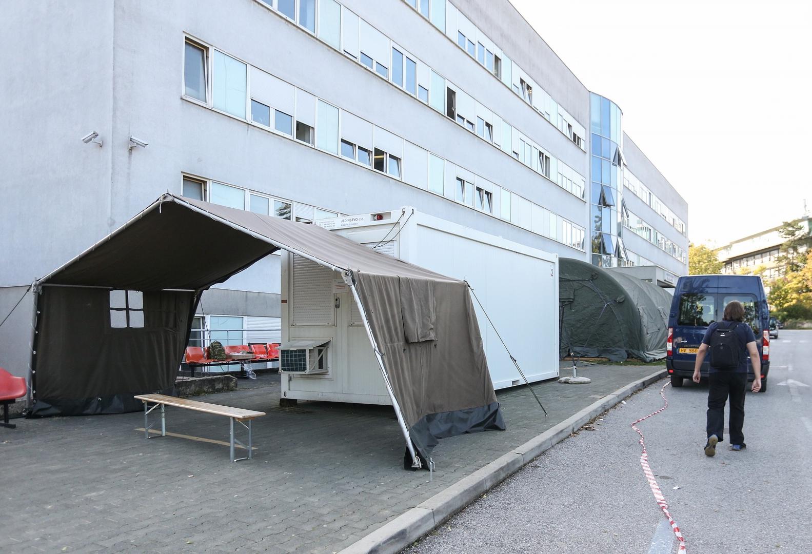 Pripadnici Hrvatske vojske u petak su počeli postavljati šatore za trijažu ispred KBC-a Zagreb, priopćio je MORH. (Hina)