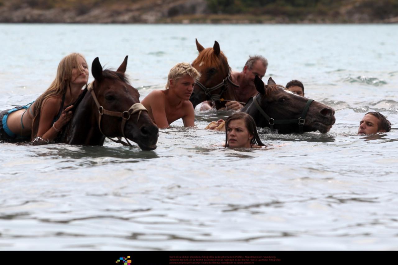'14.08.2012. Manjadvorci - Clanovi konjickog kluba Manjadvorci s rancha Barba Tone redovno dovode turiste na izlete u uvalu Blaz na uscu rijeke Rase u more gdje jasu kroz more i plivaju s konjima.  Ph