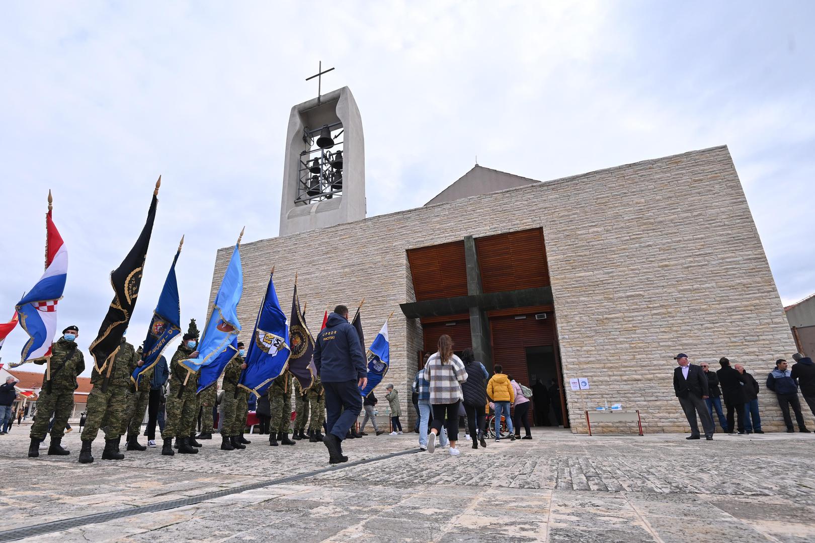 18.11.2021., Skabrnja - Kolonom sjecanja i polaganjem vijenaca na spomen obiljezje masovne grobnice obiljezava se 30. godisnjica stradavanja branitelja i civila. 