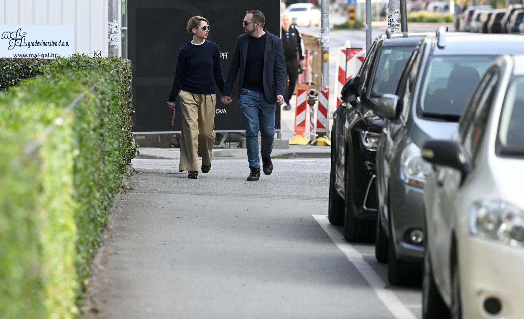 Tomašević je također spomenuo: "Supruga Iva i ja jako se dugo znamo, u braku smo 10 godina, a u vezi 22. Iva je principijelna i dijelimo iste vrijednosti. Ne samo da me podržava u svemu što radim, već je i sama aktivno uključena u to. Članica je i Zagreb je naš i Možemo!, dijelimo iste političke vrijednosti i njezina mi je potpora jako bitna."