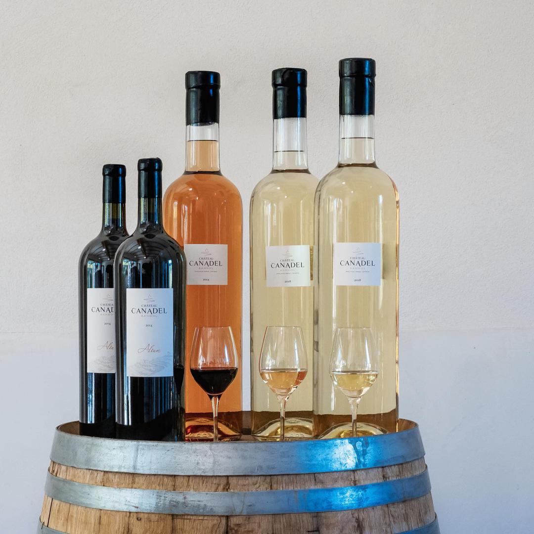 Vinarija Domaine du Canadel poznata je po specifičnoj proizvodnji vina i ručnoj berbi grožđa.Chateau Canadel rose 2020  i crni cuvee iz 2018 pronađite na policama Vinolog wine shopa