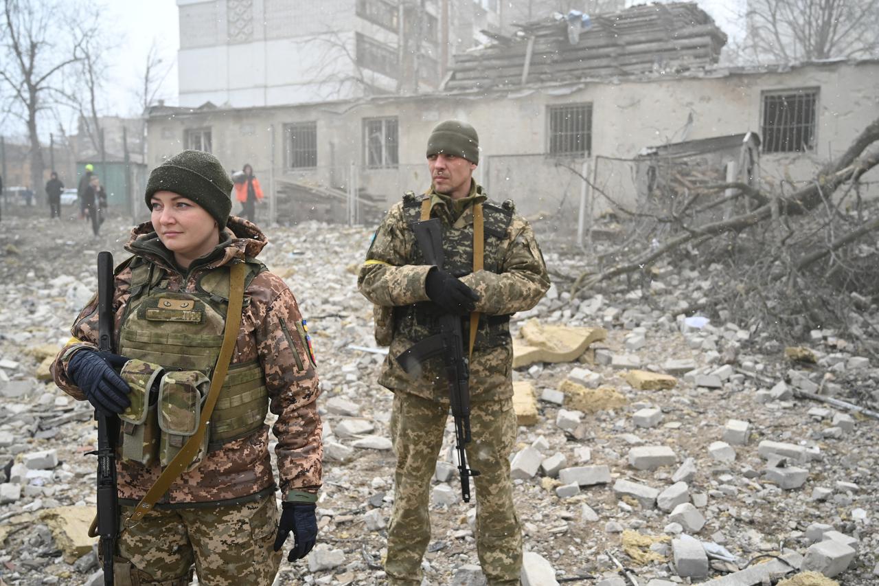 Rat u Ukrajini  -  U ruskom granatiranju posve uništena škola u Žitomiru