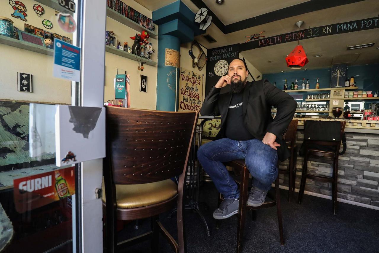 Matija Mihoković, vlasnik kafića Crni mačak