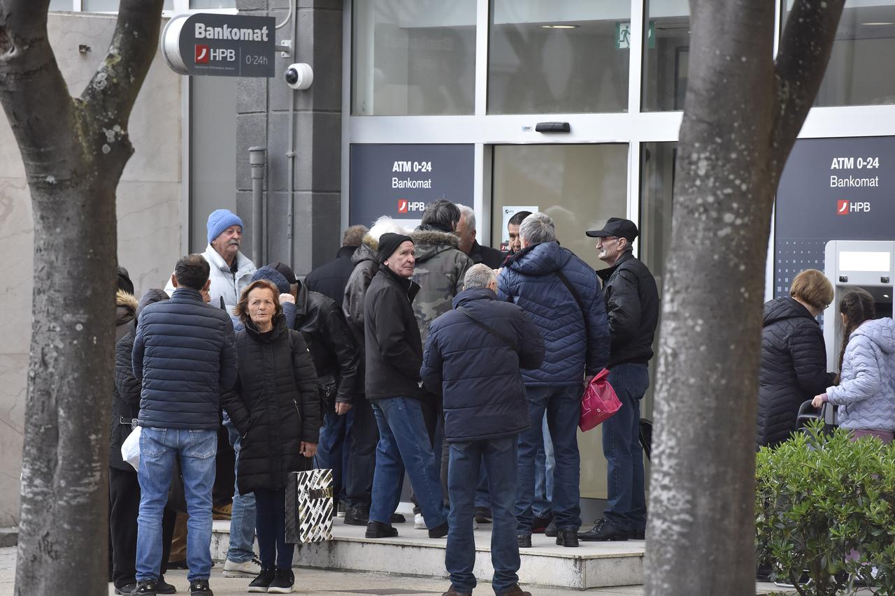 Šibenik: Gužve ispred banaka zbog podizanja mirovina