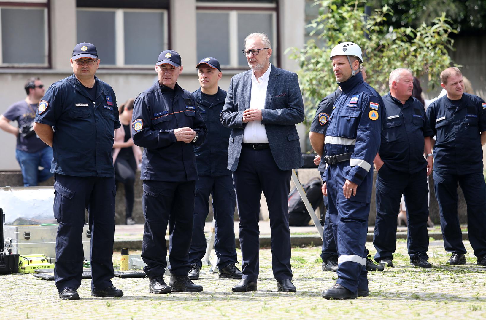 Ministar unutarnjih poslova Davor Božinović na ostrojavanju državne intervencijske postrojbe civilne zaštite na poligonu Vatrogasne škole u Zagrebu