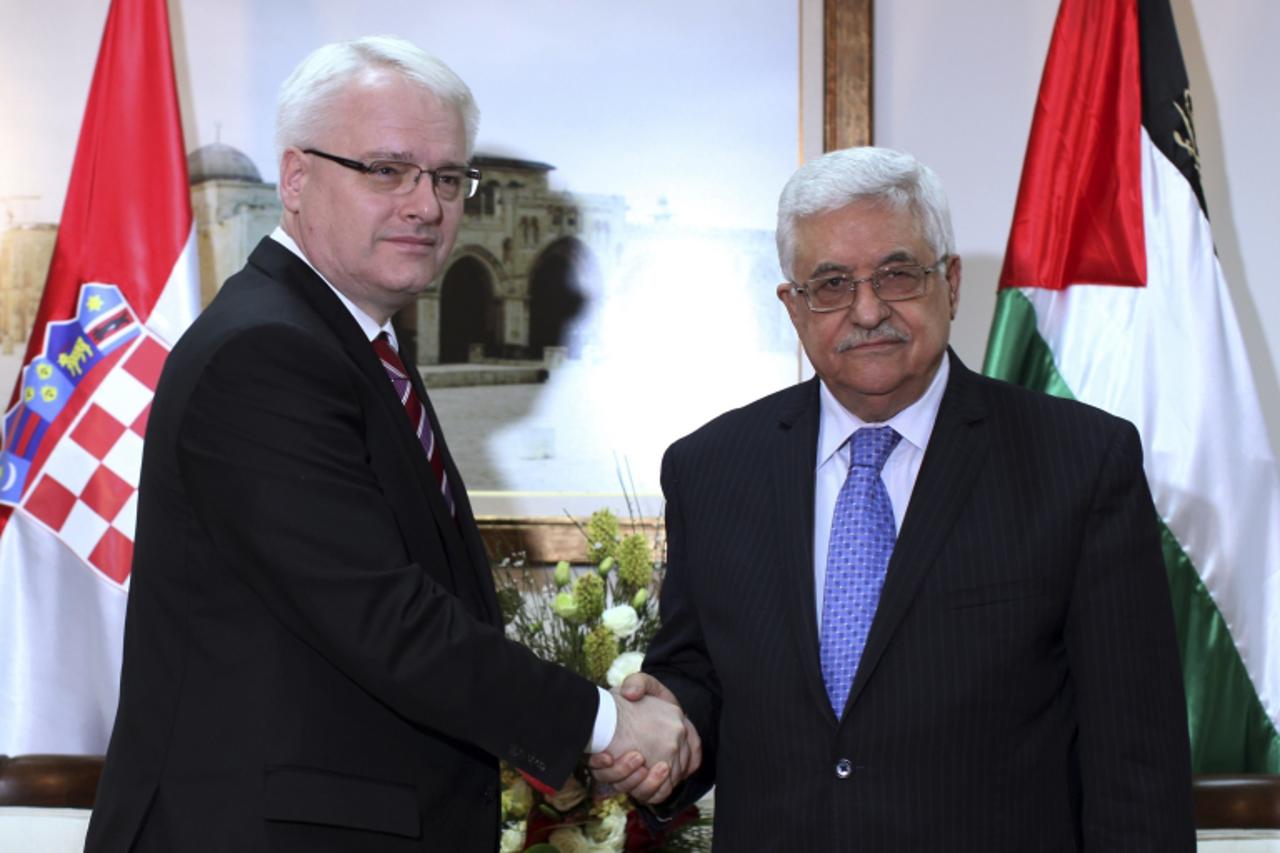 \'Palestinian President Mahmoud Abbas and his Croatian counterpart Ivo Josipovic (L) shake hands during their meeting in the West Bank city of Ramallah February 14, 2012. REUTERS/Atef Safadi/Pool (WES