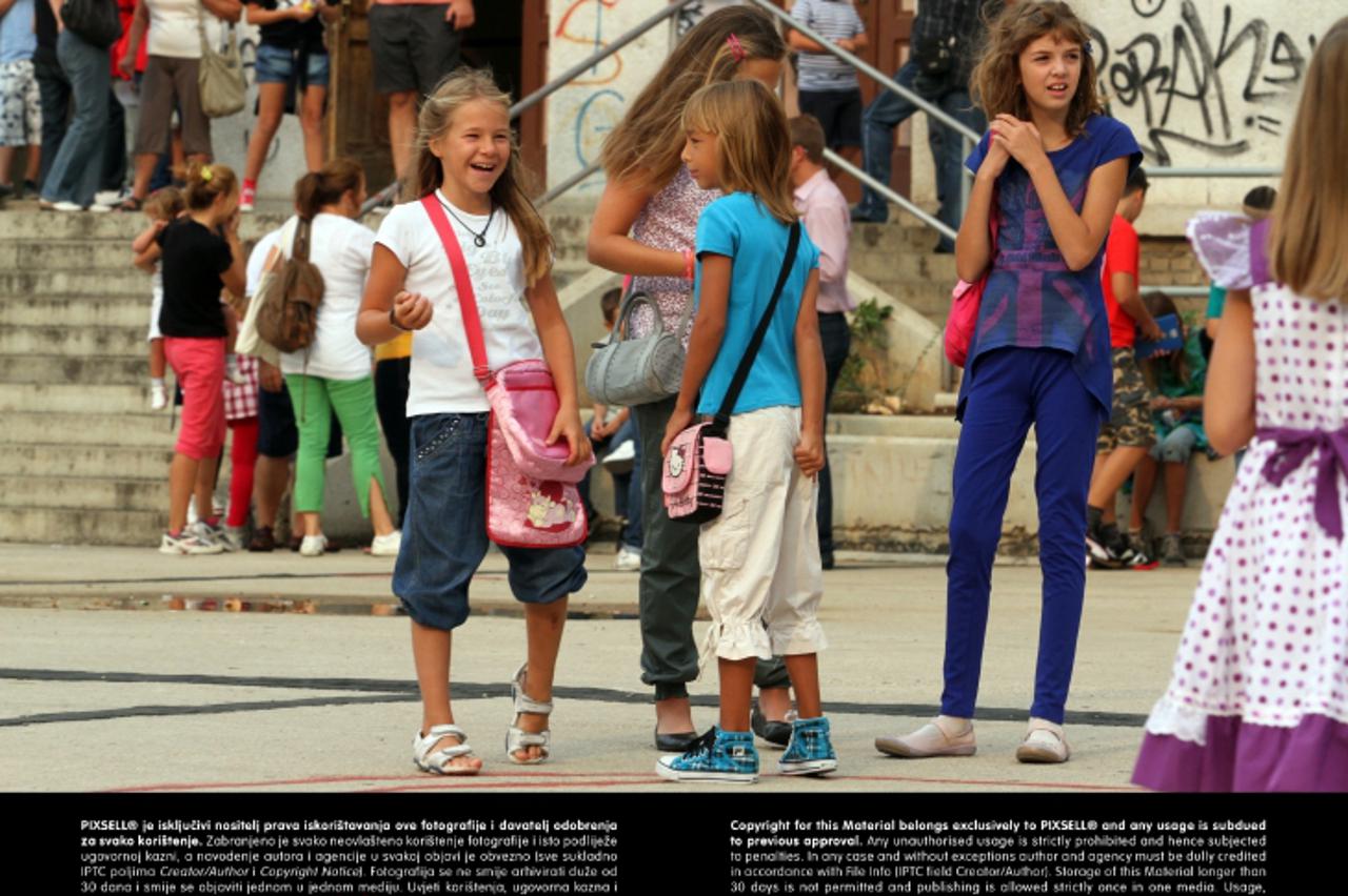 '03.09.2012., Rijeka - Prvi dan skole. Ucenici osnovne skole Nikola Tesla cekaju pred skolom pocetak nastave. Photo: Goran Kovacic/PIXSELL'