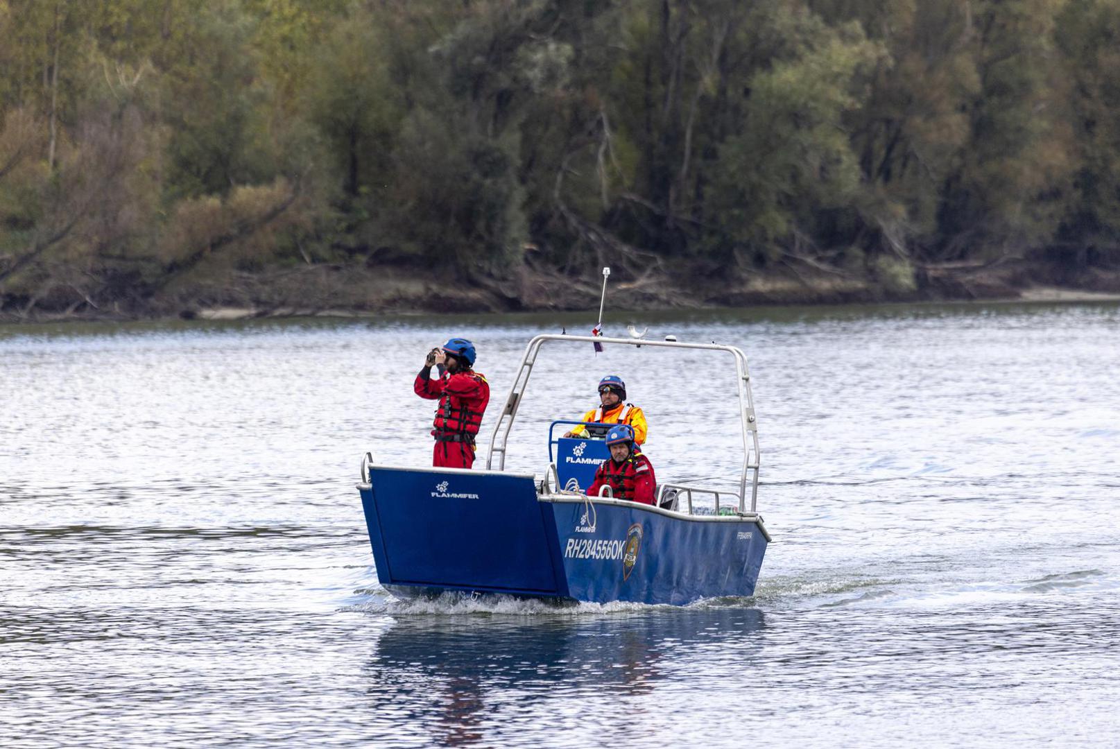 06.10.2025., Sotin - Na Dunavu kod Sotina prevrnuo se camac sa vise putnika, deset ljudi je spaseno dok je jedan smrtno stradao,a za jednim se jos traga. Sluzbe civilne zastite u suradnji s policijom pretrazuju obalu Dunava Photo: Davor Javorovic/PIXSELL
